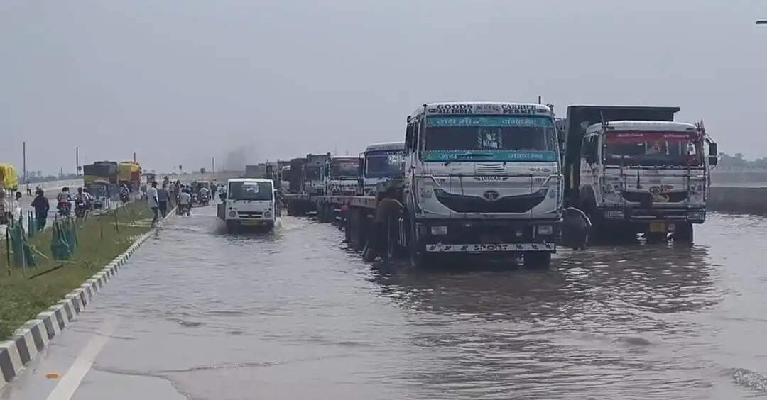 एनएच-80 के बाद मुंगेर-मिर्जाचौकी ग्रीनफील्ड फोरलेन भी डूबा, पटना से सड़क संपर्क टूटने का खतरा
