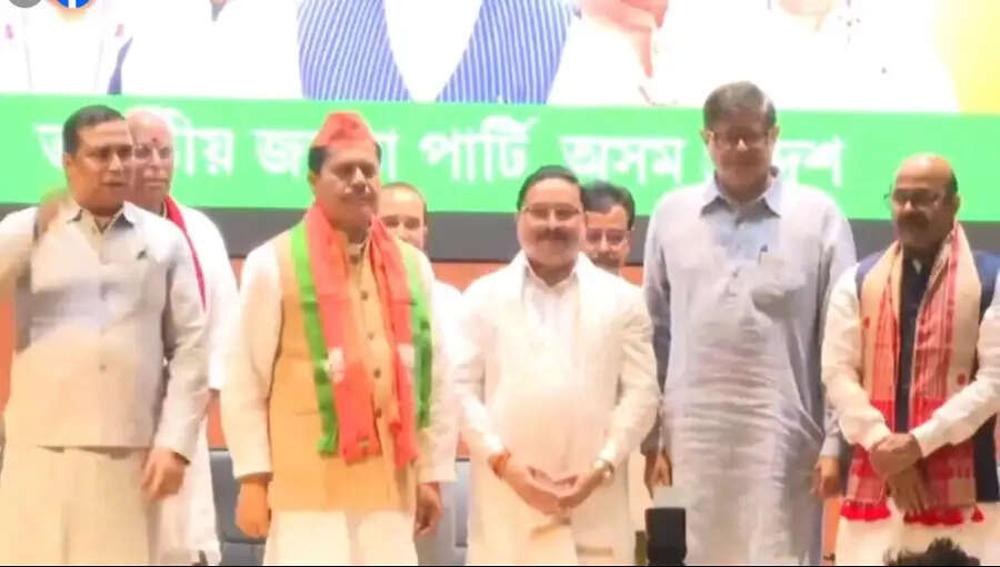 भूपेन बोरा ने कांग्रेस का हाथ छोड़ मुस्कुराते हुए भाजपा का थामा कमल