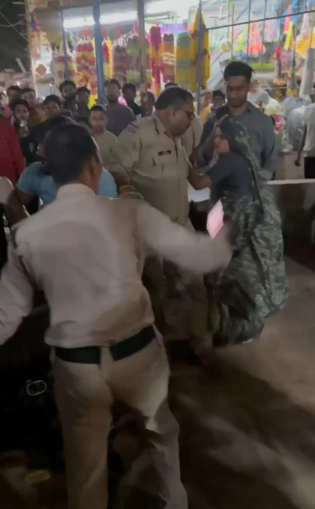 संशोधित- टीआई पर महिला को धक्का देने और पति को बाल पकड़ ले जाने का आरोप