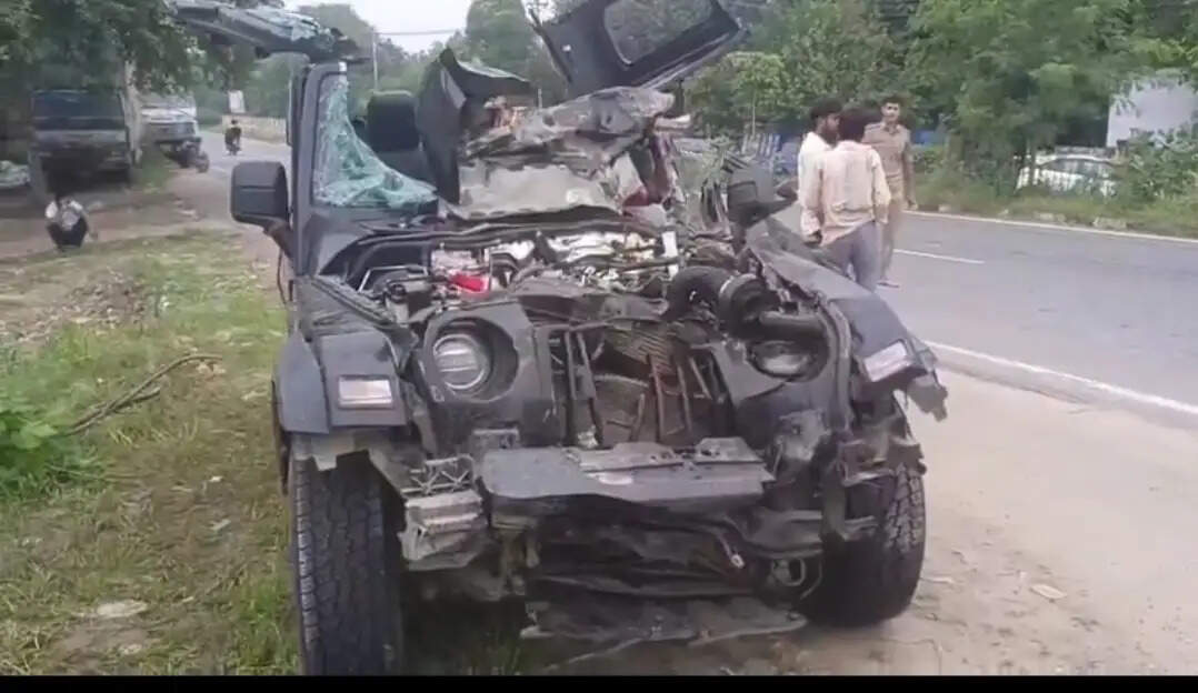 हापुड़ में गंगा एक्सप्रेस-वे पर सड़क हादसा, चार युवकाें की माैत