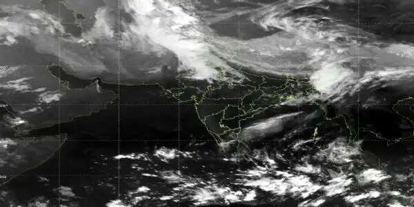 दिल्ली-एनसीआर में बरसा पानी, मौसम हुआ सुहाना