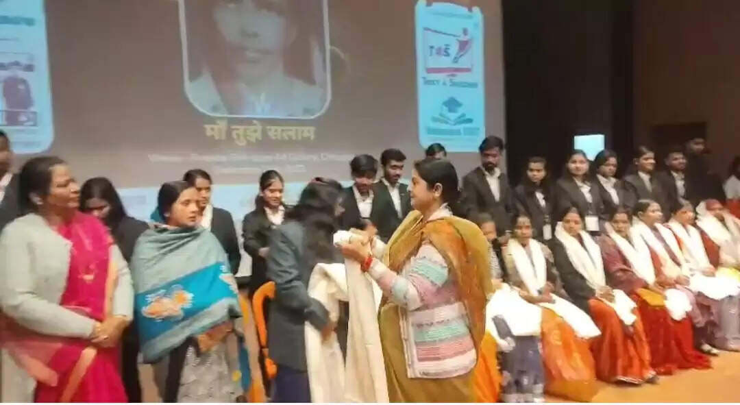 रिबेल संस्थान ने 'मदर्स अवार्ड' से माताओं को किया सम्मानित