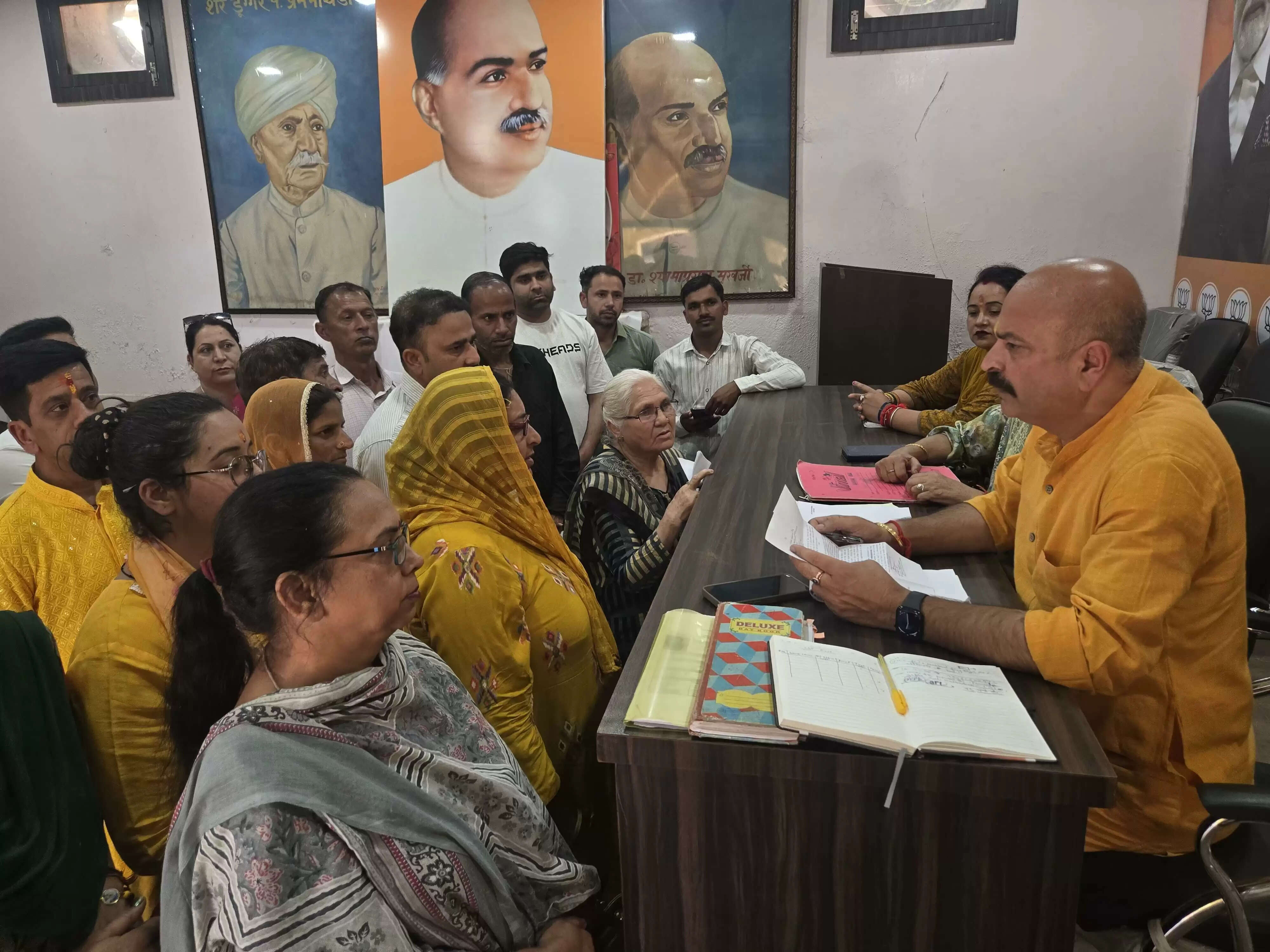 जनता दरबार में विधायक युधवीर सेठी ने सुनीं लोगों की समस्याएं