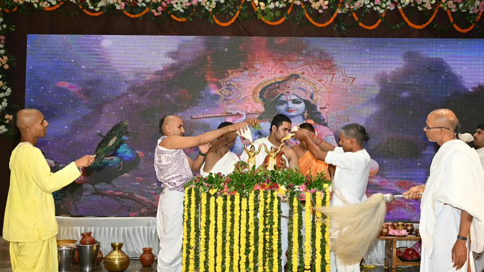 दिव्य महाभिषेक और 108 प्रकार के भोग से मना श्रीकृष्ण जन्मोत्सव, हजारों श्रद्धालुओं ने किए कान्हा के दर्शन