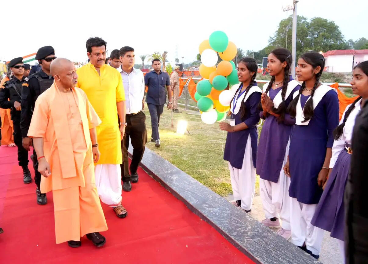 पिछ्ली सरकारों में ताल-पोखरों पर होता था कब्जा, हम कर रहे संरक्षण : सीएम योगी