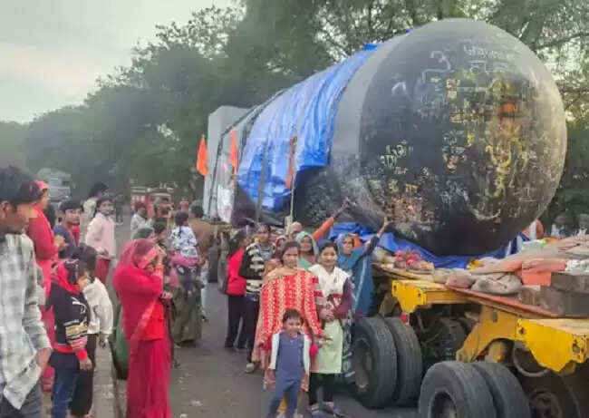 दुनिया का सबसे बड़ा 210 टन वजनी शिवलिंग सागर पहुंचा, दर्शन के लिए उमड़ी भीड़