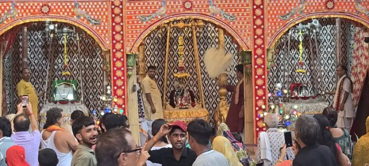 सोने चांदी के हिंडोले में विराजमान होकर राजाधिराज ने दिए अपने भक्तों को दर्शन