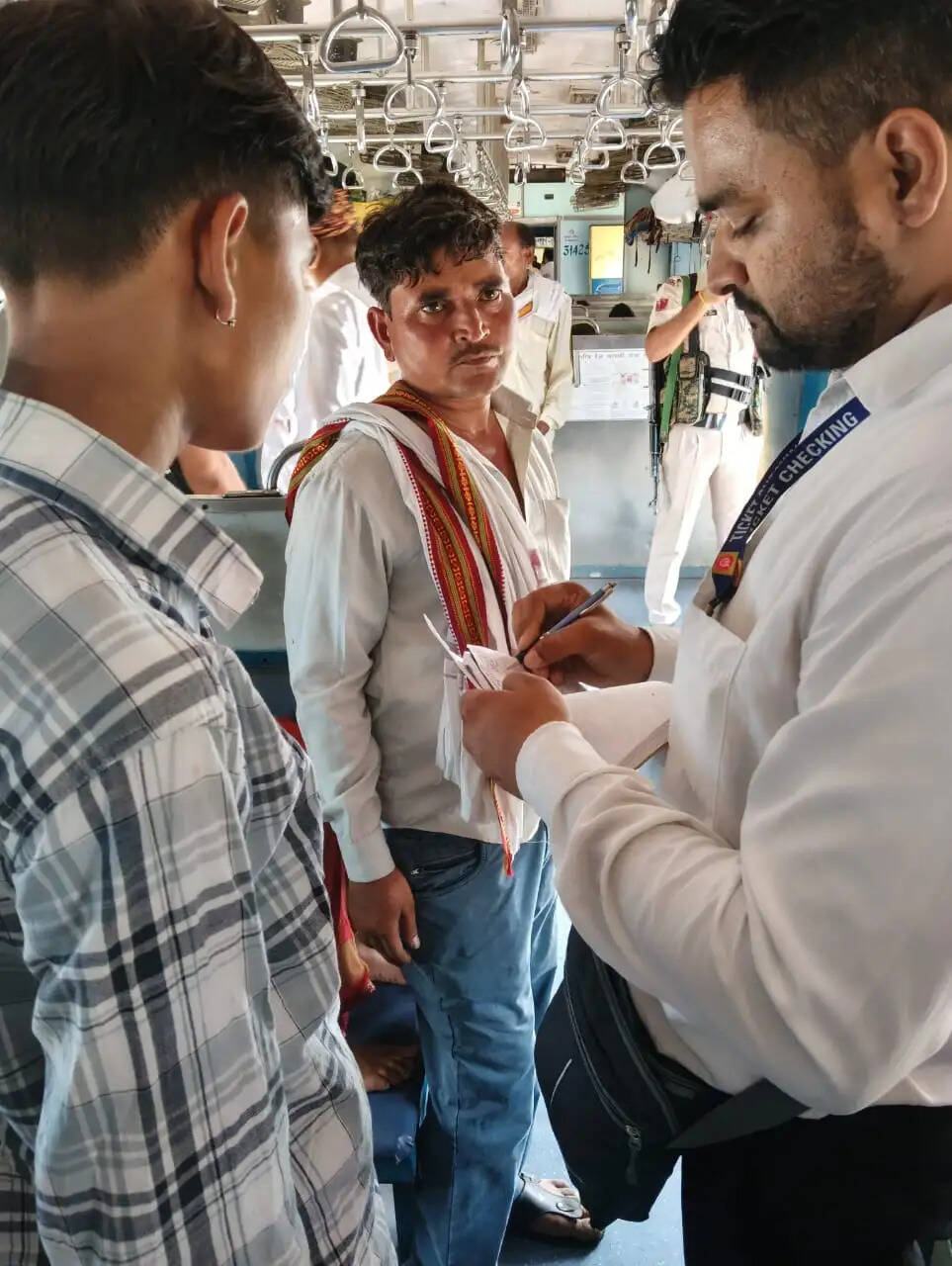 कानपुर सेंट्रल पर विशेष टिकट चेकिंग अभियान, पांच लाख से अधिक वसूला जुर्माना