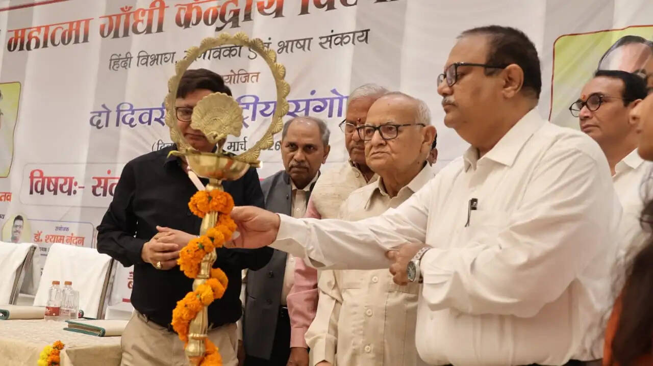 संत समाज भेद को मिटाकर अभेद प्रस्तुत करते है: कुलपति