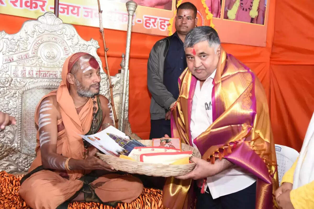 राजिम कुंभ कल्प 2026: पर्यटन मंत्री राजेश अग्रवाल ने त्रिवेणी संगम पर संतों से की भेंट