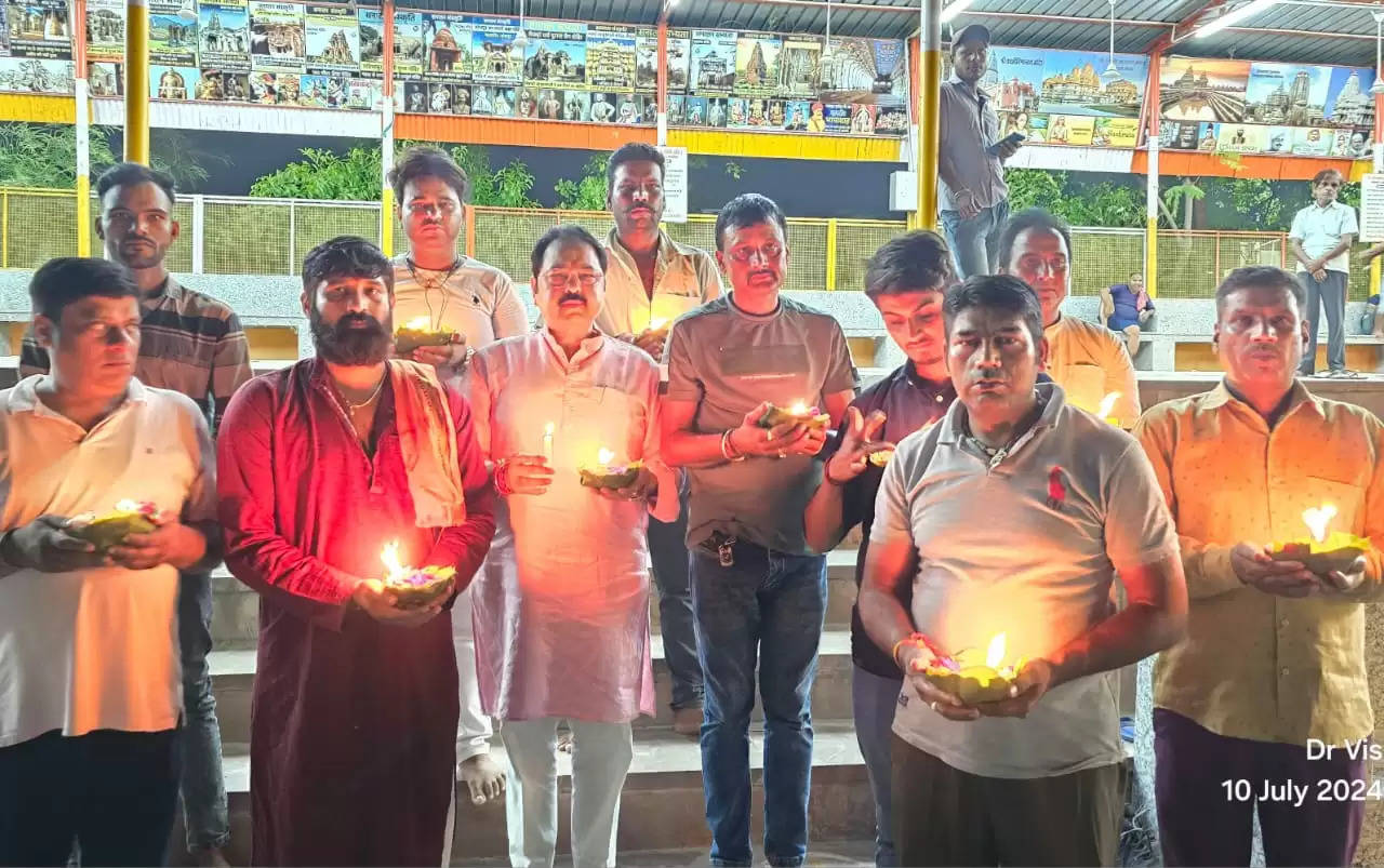 हिंदू रक्षा सेना ने गंगा में दीपदान कर शहीद सैनिकों को दी श्रद्धांजलि