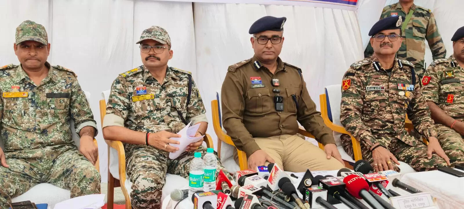 छत्तीसगढ़ के धमतरी जिले में 47 लाख के नौ इनामी नक्सलियाें ने किया आत्‍मसमर्पण