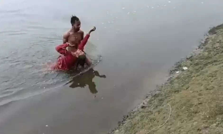 आगरा के युवक ने यमुना में कूदकर महिला की बचाई जान