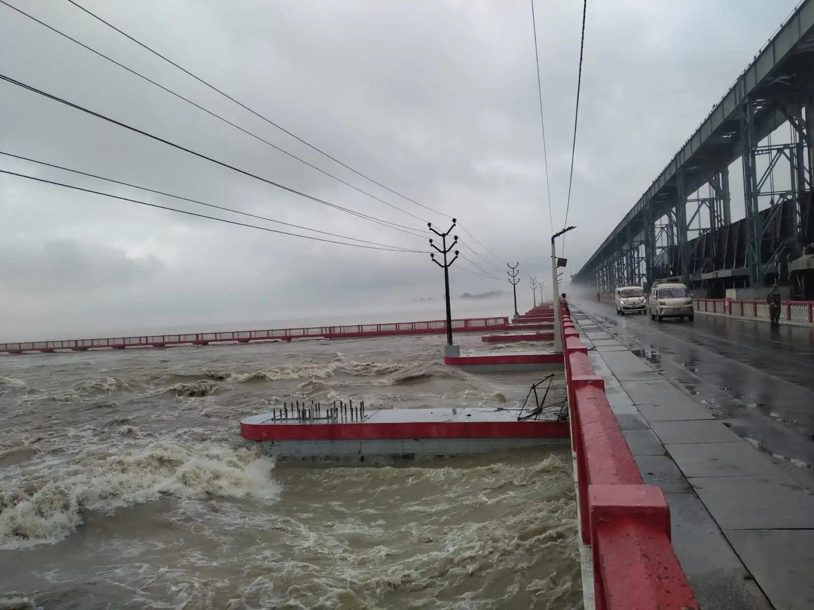 नेपाल में लगातार बारिश से कोसी उफान पर, बराज से 2.09 लाख क्यूसेक पानी छोड़ा गया