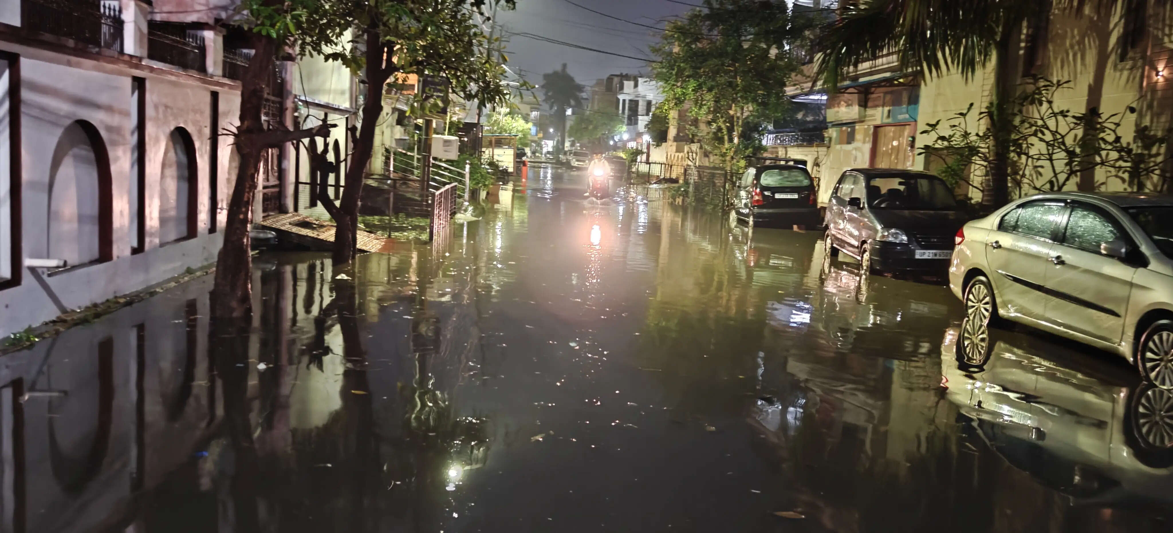 मुरादाबाद : तीन घंटे की मूसलाधार बारिश से पीतलनगरी पानी से लबालब