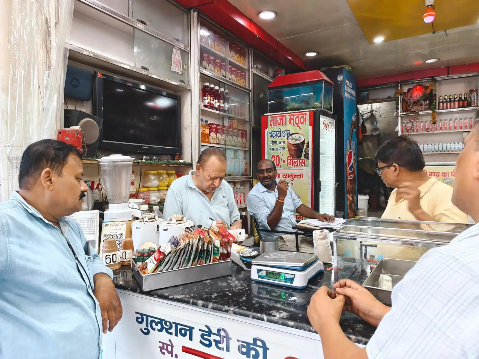 खाद्य सुरक्षा विभाग ने चलाया विशेष अभियान, अधाेमानक रंगीन फिंगर चिप्स कराया नष्ट