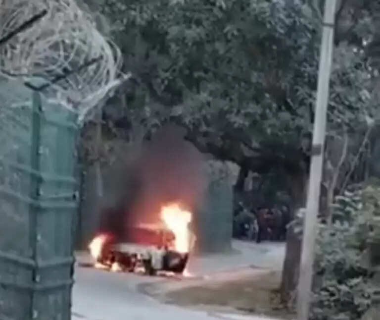 जाबल के बाग के पास चलती आल्टो कार में लगी आग, आर्मी के जवान बने फरिश्ता