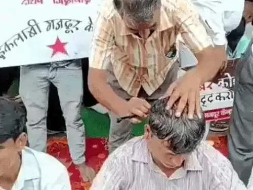 फरीदाबाद में सफाई कर्मचारियों ने कराया सामूहिक मुंडन