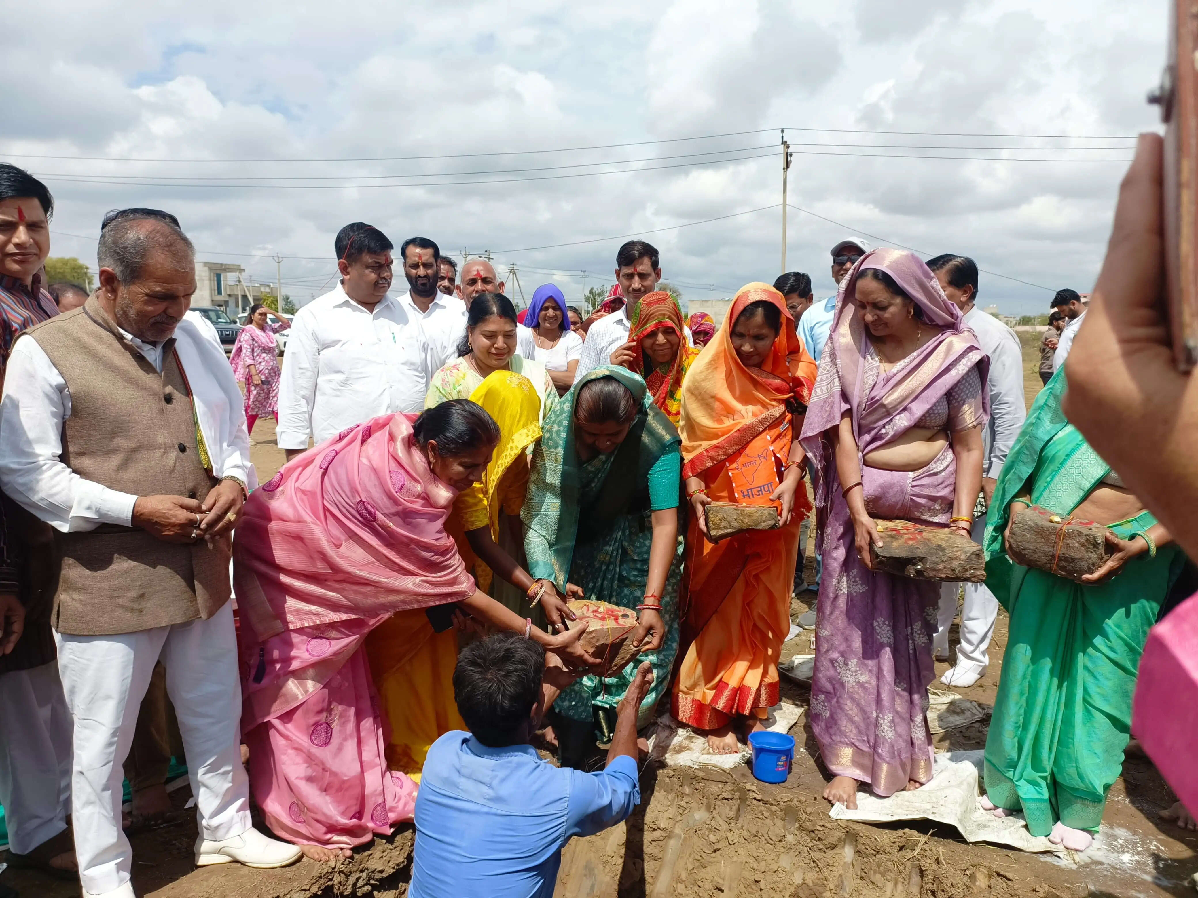 प्राथमिक स्वास्थ्य केंद्र का शिलान्यास- वन राज्यमंत्री ने अलवर में महिलाओं से नींव में शिला रखवाकर पेश की नजीर