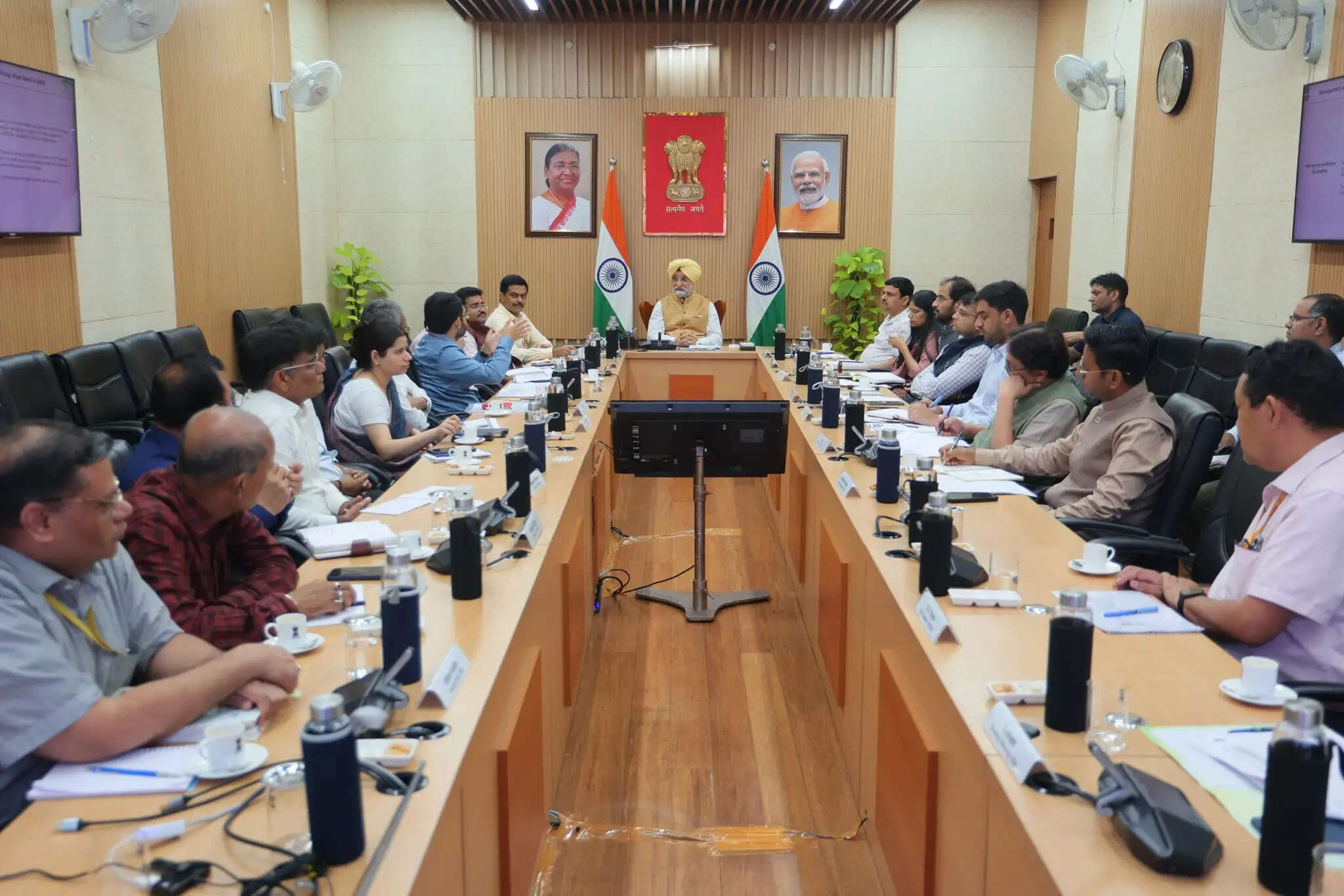 उपराज्यपाल ने की जेजे क्लस्टर पुनर्वास पहलों की समीक्षा, समस्याओं के समाधान का दिया निर्देश