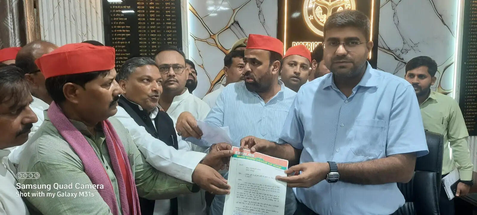 मतदाता सूची से नाम काटने की शिकायत लेकर डीएम से मिले सपा नेता