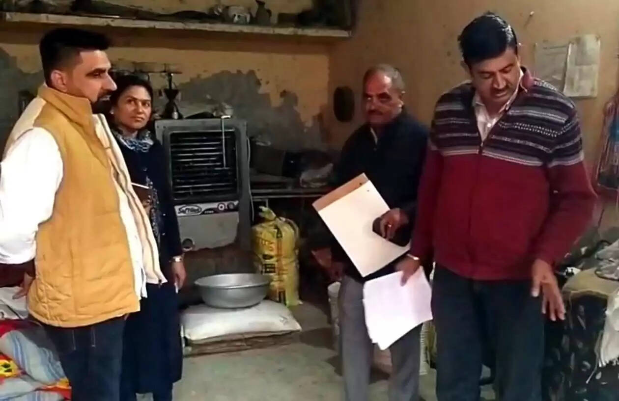 हिसार में सीएम फ्लाइंग ने मारे दो राशन डिपो पर छापे, एक सील