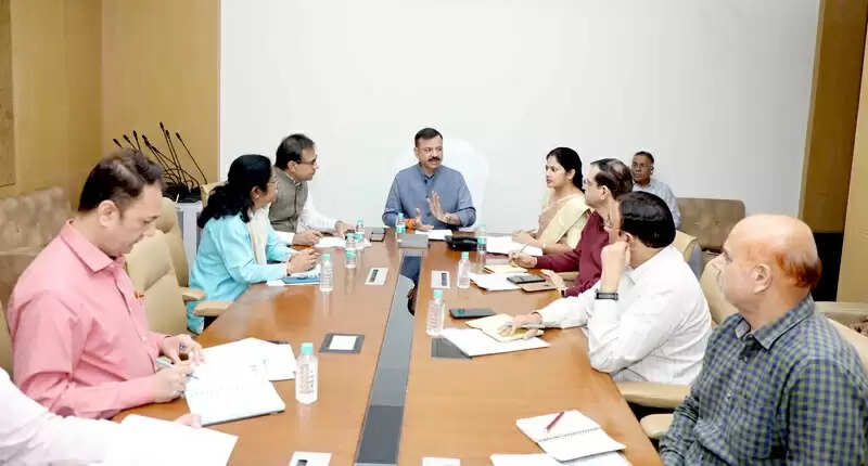 आम जनता तक पहुंचे विभाग की उपलब्धियां और नवाचार की जानकारी : मंत्री उदय प्रताप सिंह