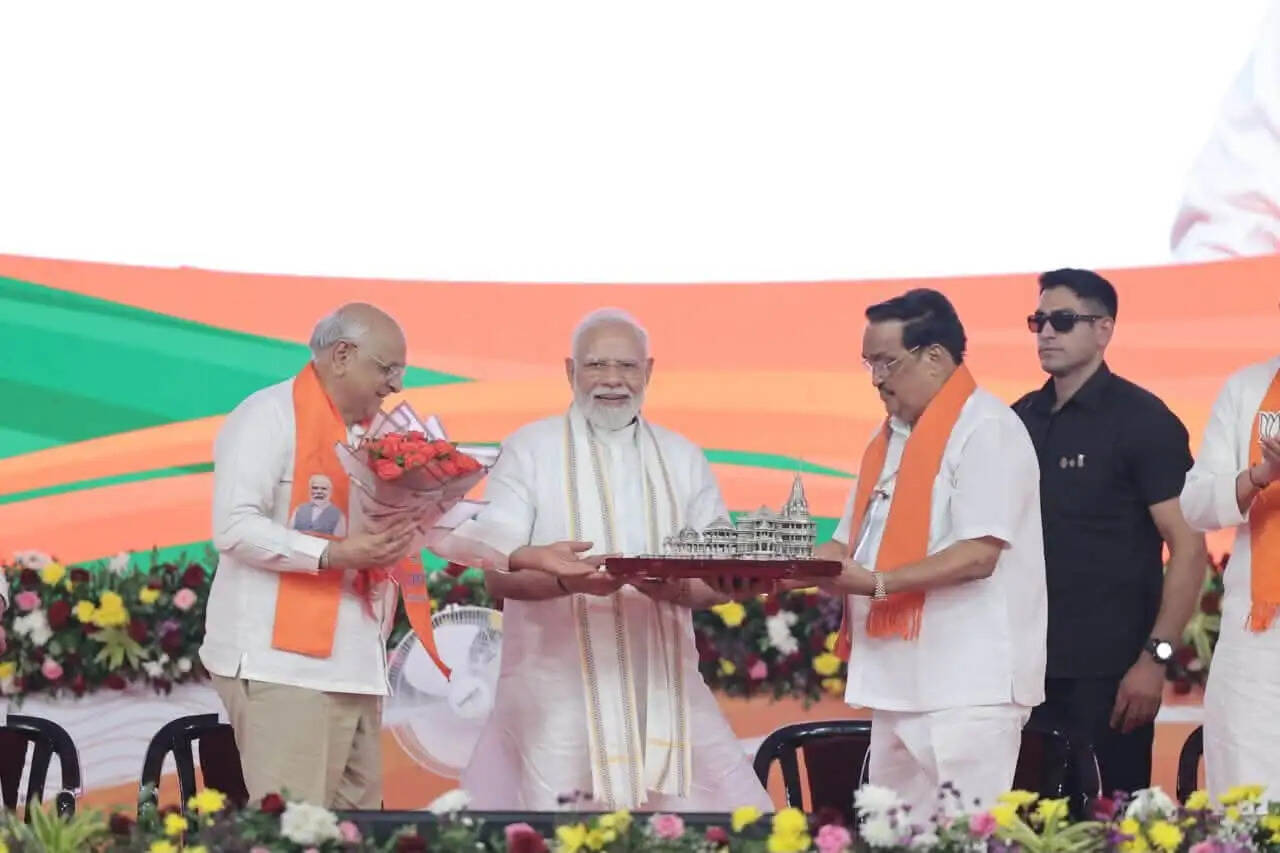 नवसारी के मंच से प्रधानमंत्री मोदी ने सी.आर. पाटिल के संगठनात्मक योगदान को सराहा