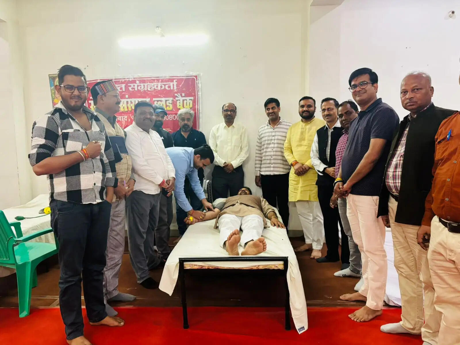 सर संघचालक गुरु जी की जन्म जयंती पर लगा रक्तदान शिविर, 55 रक्तवीरों ने दिया रक्त