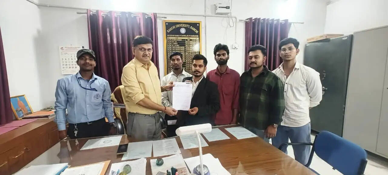 रांची विश्वविद्यालय में शैक्षणिक अव्यवस्था पर एबीवीपी का विरोध, परीक्षा नियंत्रक को सौंपा ज्ञापन