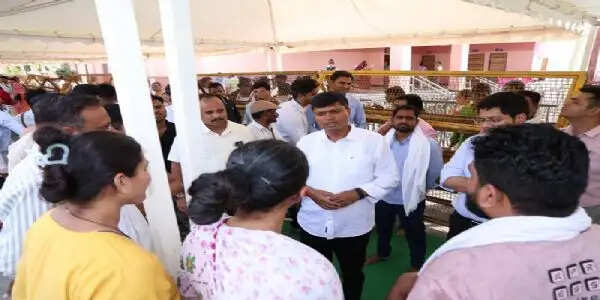 उज्जैनः कलेक्टर ने महाकाल मंदिर में आम श्रद्धालुओं की कतार में शामिल होकर किया दर्शन व्यवस्था का निरीक्षण