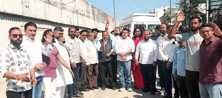 भूपतवाला में ऊंचे सीवर ढक्कनों से हादसे का खतरा, कांग्रेस का प्रदर्शन
