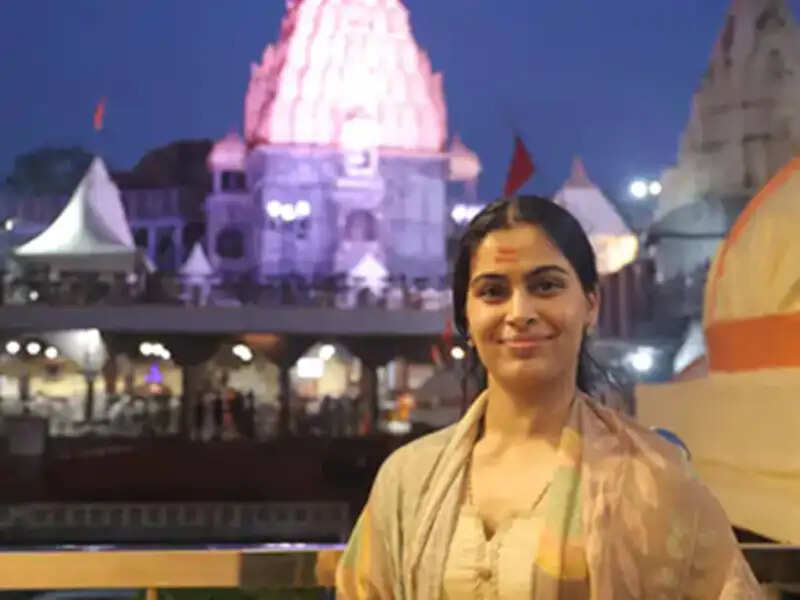 ओलंपिक पदक विजेता मनु भाकर ने किए महाकाल दर्शन, भस्म आरती में हुईं शामिल