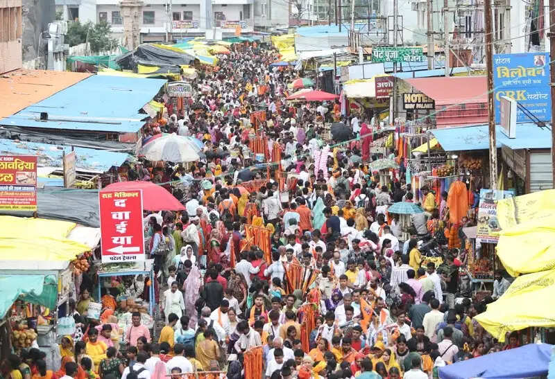 कुबेरेश्वरधाम पर उमड़ा आस्था का सैलाब, डेढ़ लाख से अधिक कांवड़ियों ने किया भगवान शिव का अभिषेक