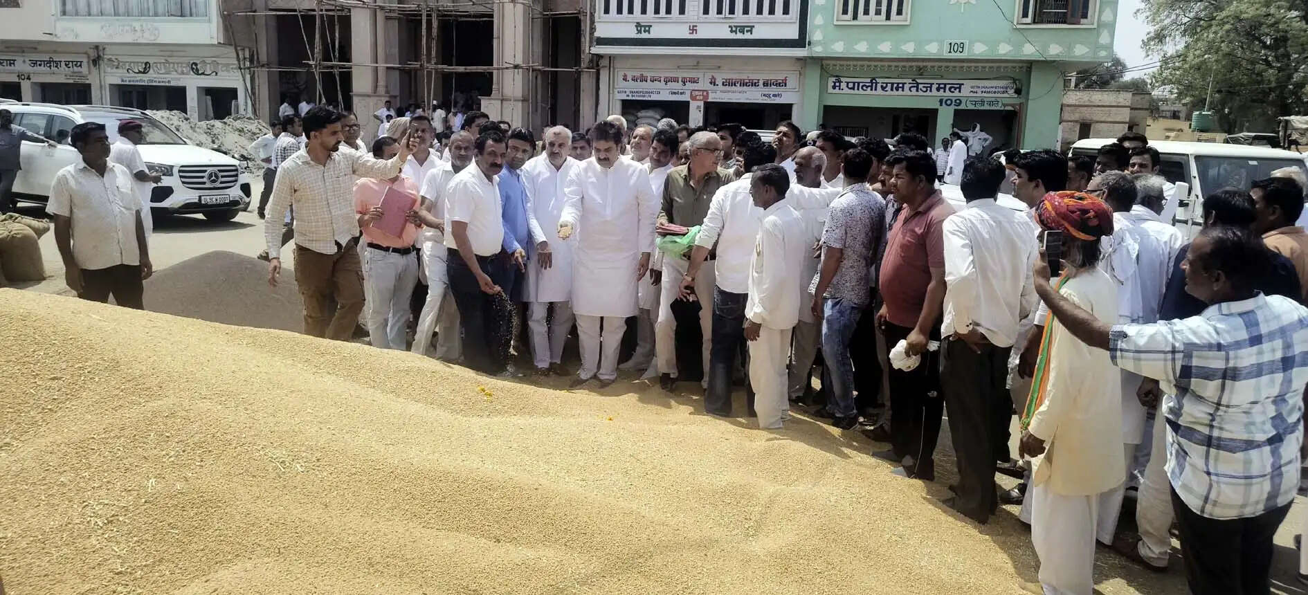 कुलदीप बिश्नोई ने आदमपुर में सुनी समस्याएं,मंडी में गेहूं व सरसों के उठान का लिया जायजा