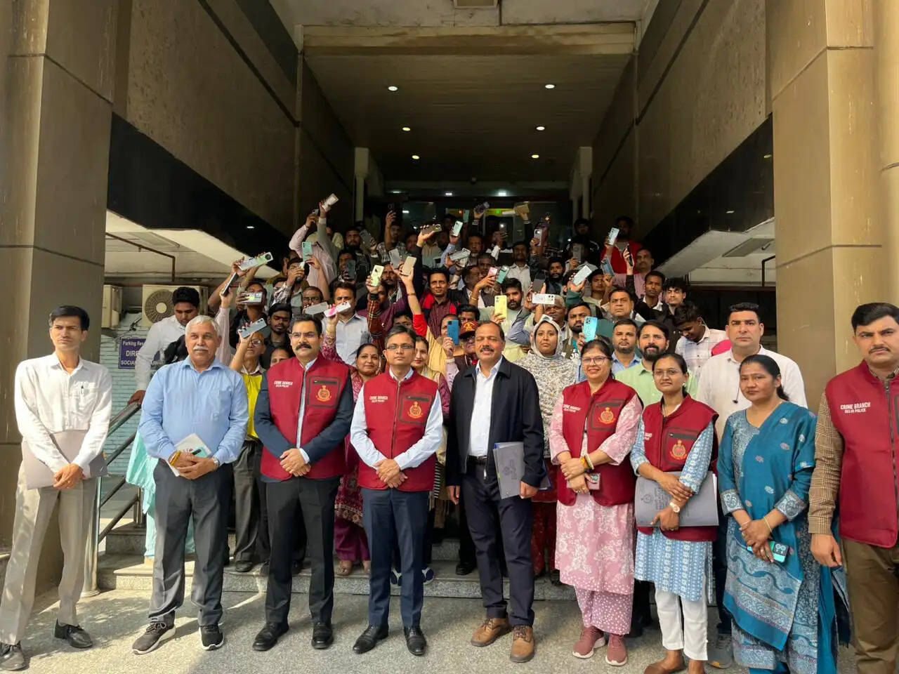 क्राइम ब्रांच ने 100 खोए-चोरी हुए मोबाइल मालिकों काे लौटाए