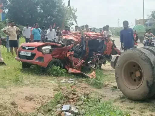 इलाज करवाने जयपुर जा रहे लाेगाें की कार पर सीमेंट से भरा ट्रेलर चढ़ा, चार की मौत