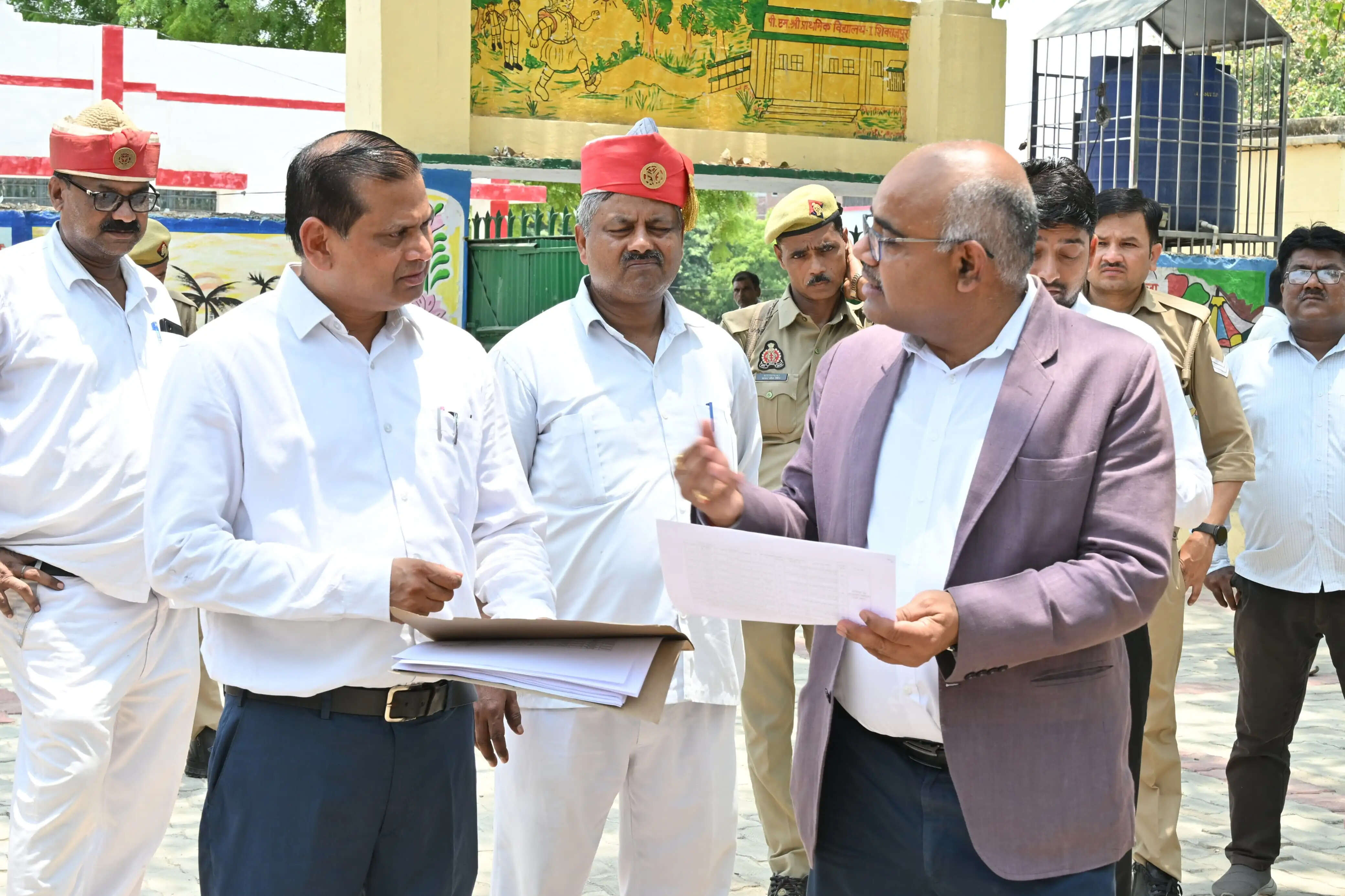 मतदान केंद्रों का समयबद्ध सत्यापन पूरा करें सभी उप जिलाधिकारी : जिलाधिकारी