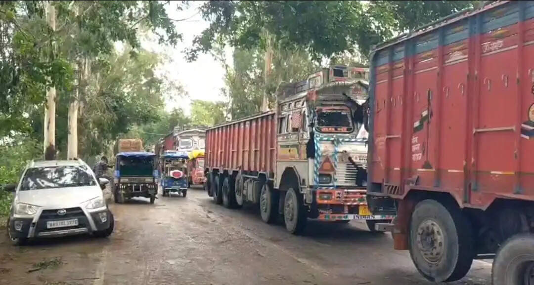 कुदरत का कहर, बिजली ठप और कारोबार चौपट
