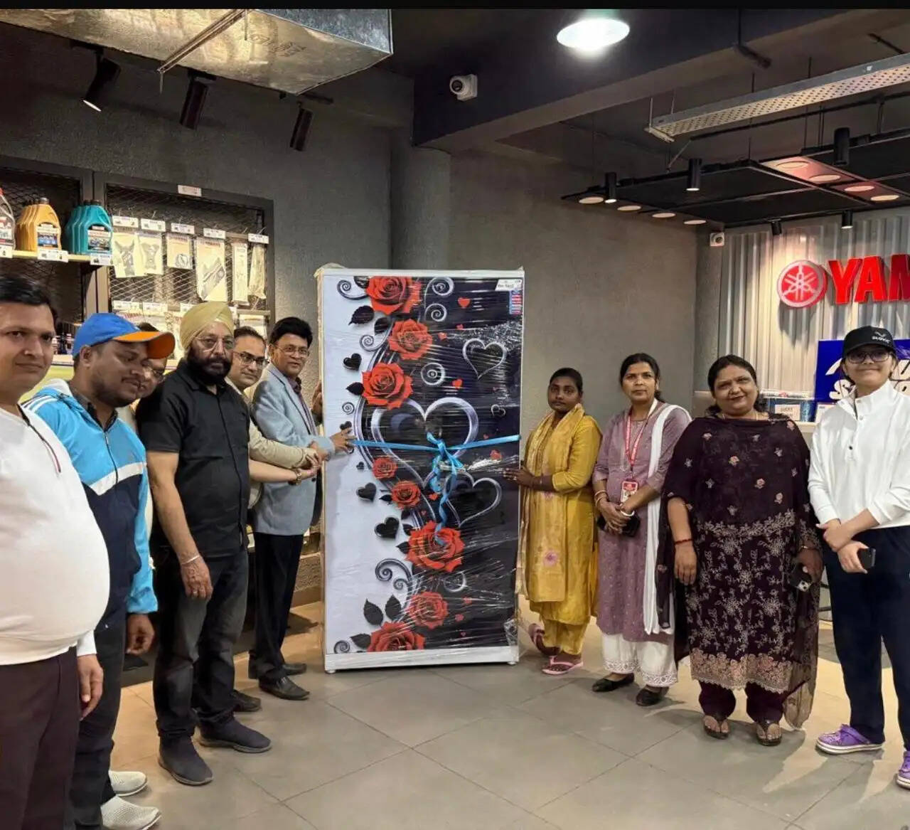 दिव्यांग युवती को विवाह के लिए दी अलमारी