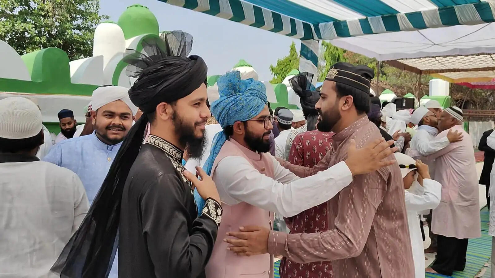 ईद पर सेवईं की खुशबू महकी, गले मिलकर दी मुबारकबाद