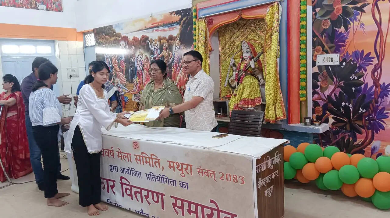 नववर्ष मेला समिति ने विजेता प्रतिभागियों को नकद पुरस्कार देकर किया सम्मानित