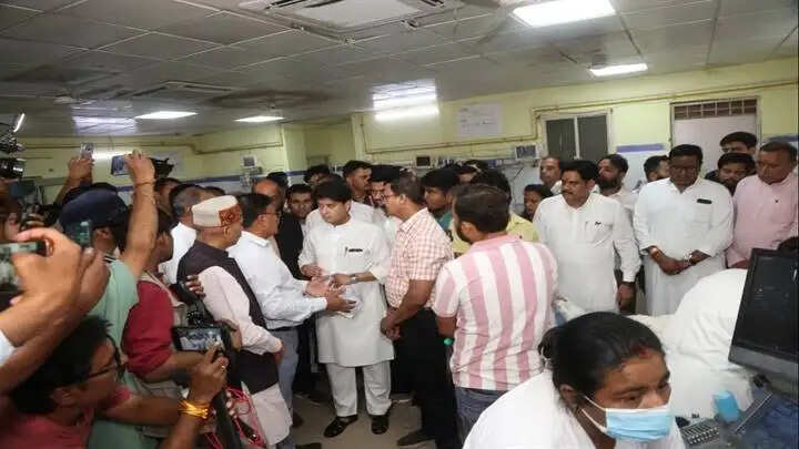 ग्वालियर हादसे की मजिस्ट्रियल जांच के आदेश, ट्रॉमा सेंटर पहुंचे केन्द्रीय मंत्री ज्योतिरादित्य सिंधिया