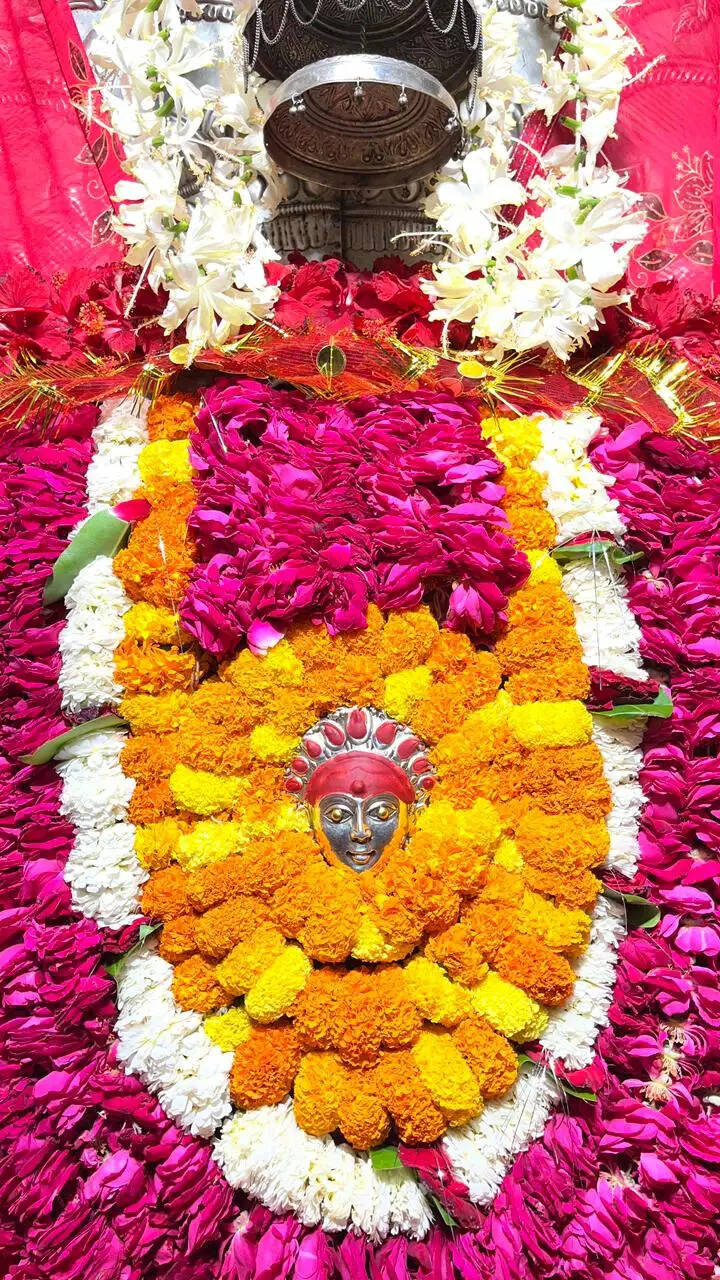 ढोल-नगाड़ों संग उमड़ी आस्था, अठगवां गौड़ेर मेले में लाखों श्रद्धालु पहुंचे