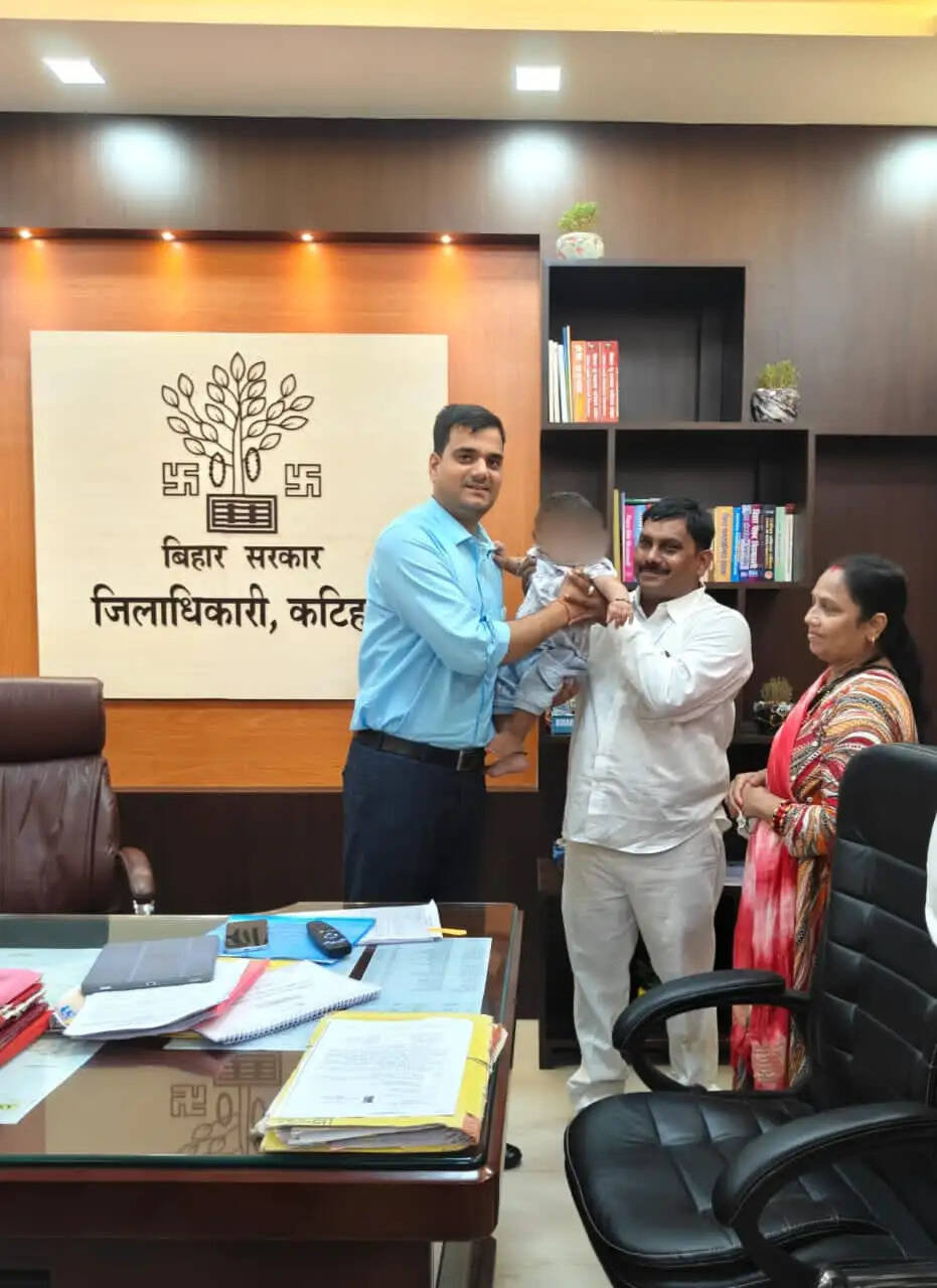 कटिहार के इयान को मिला नया परिवार, नासिक के दंपती ने दिया ‘आयुष’ नाम, डीएम ने सौंपा दत्तक ग्रहण आदेश