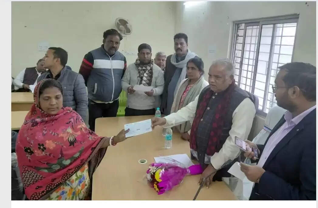 नालंदा जिले में आपदा पीड़ित परिवारों को दिया गया अनुग्रह अनुदान राशि का चेक