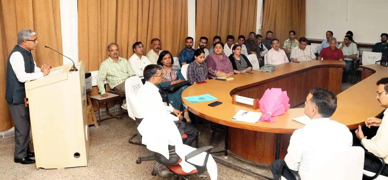 हिसार : आधुनिक तकनीकों के माध्यम से संभव हो रहा पशुओं के रोगों का त्वरित एवं सटीक निदान : प्रो. विनोद कुमार वर्मा