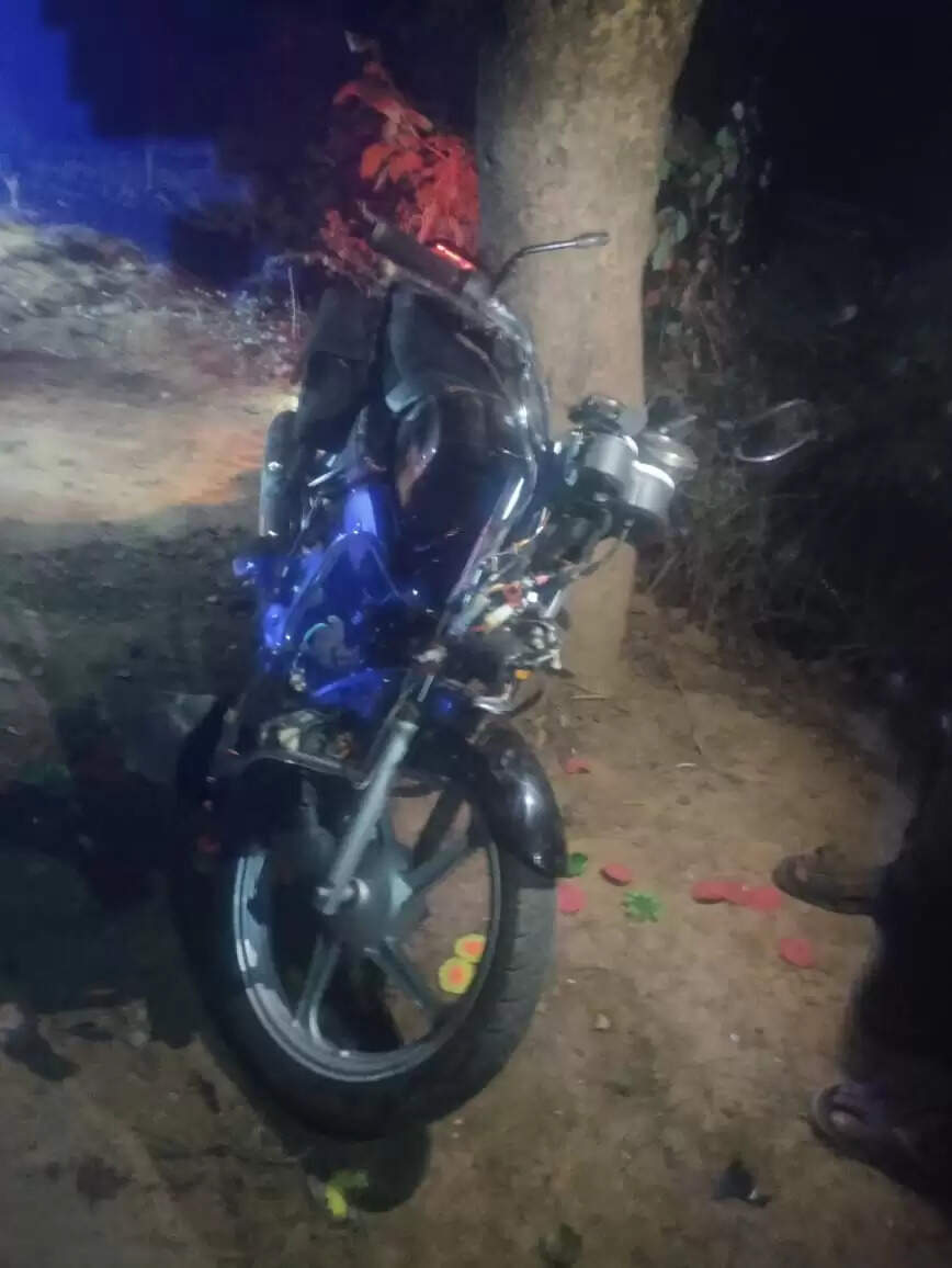 बांदा में तेज रफ्तार बाइक पेड़ से टकराई, तीन दोस्तों की मौत