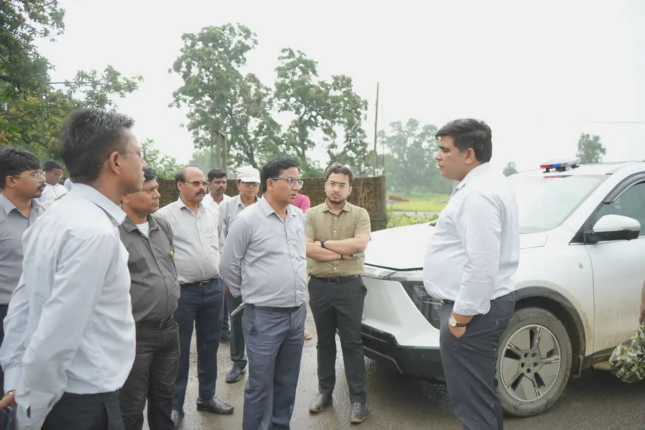 कोरबा कलेक्टर कुणाल दुदावत ने सड़कों और स्वास्थ्य सुविधाओं का लिया जायजा, कार्यों में तेजी के निर्देश