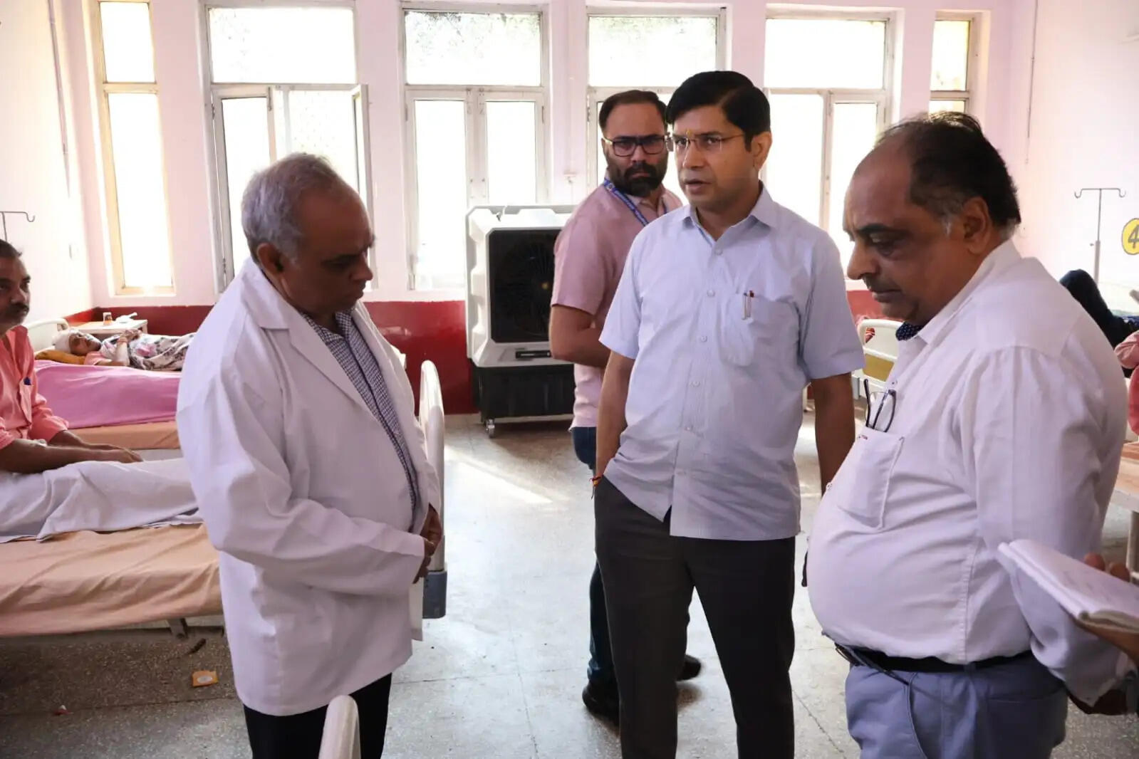 प्रत्येक डॉक्टर रोस्टर के अनुसार&nbsp;मरीजों के स्वास्थ्य की मॉनिटरिंग करें : जिलाधिकारी